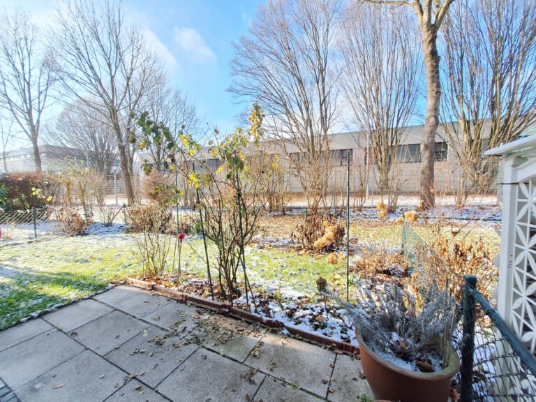 Wohnzimmer-Terrasse mit Blick in den Garten