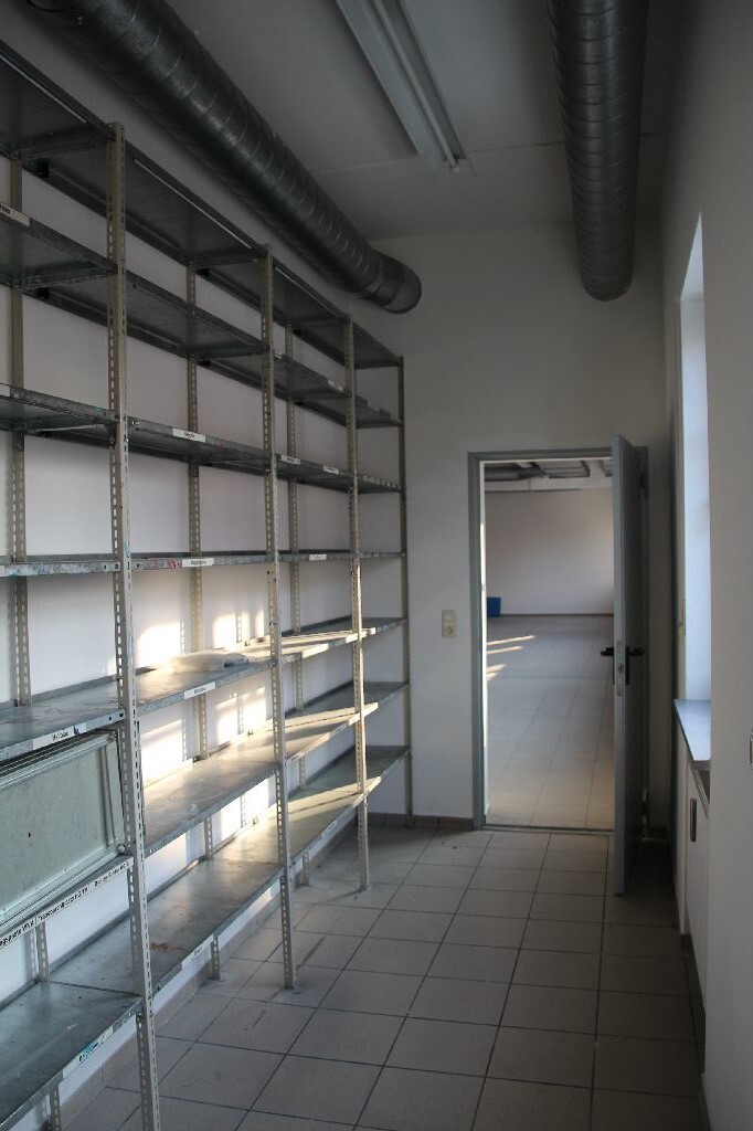 Zusätzlicher Abstellraum mit Fenster