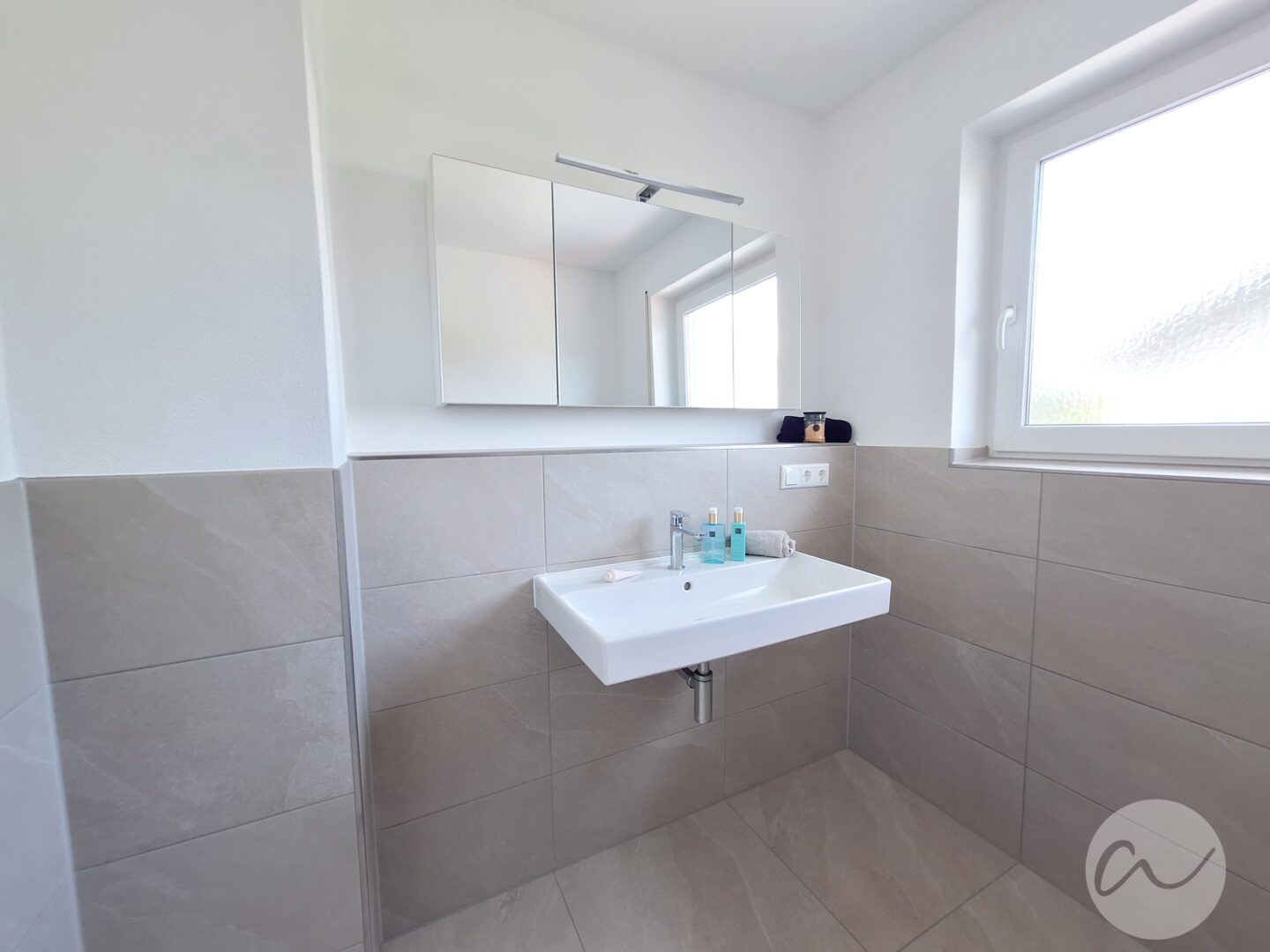 Bad - Waschbecken mit Spiegelschrank