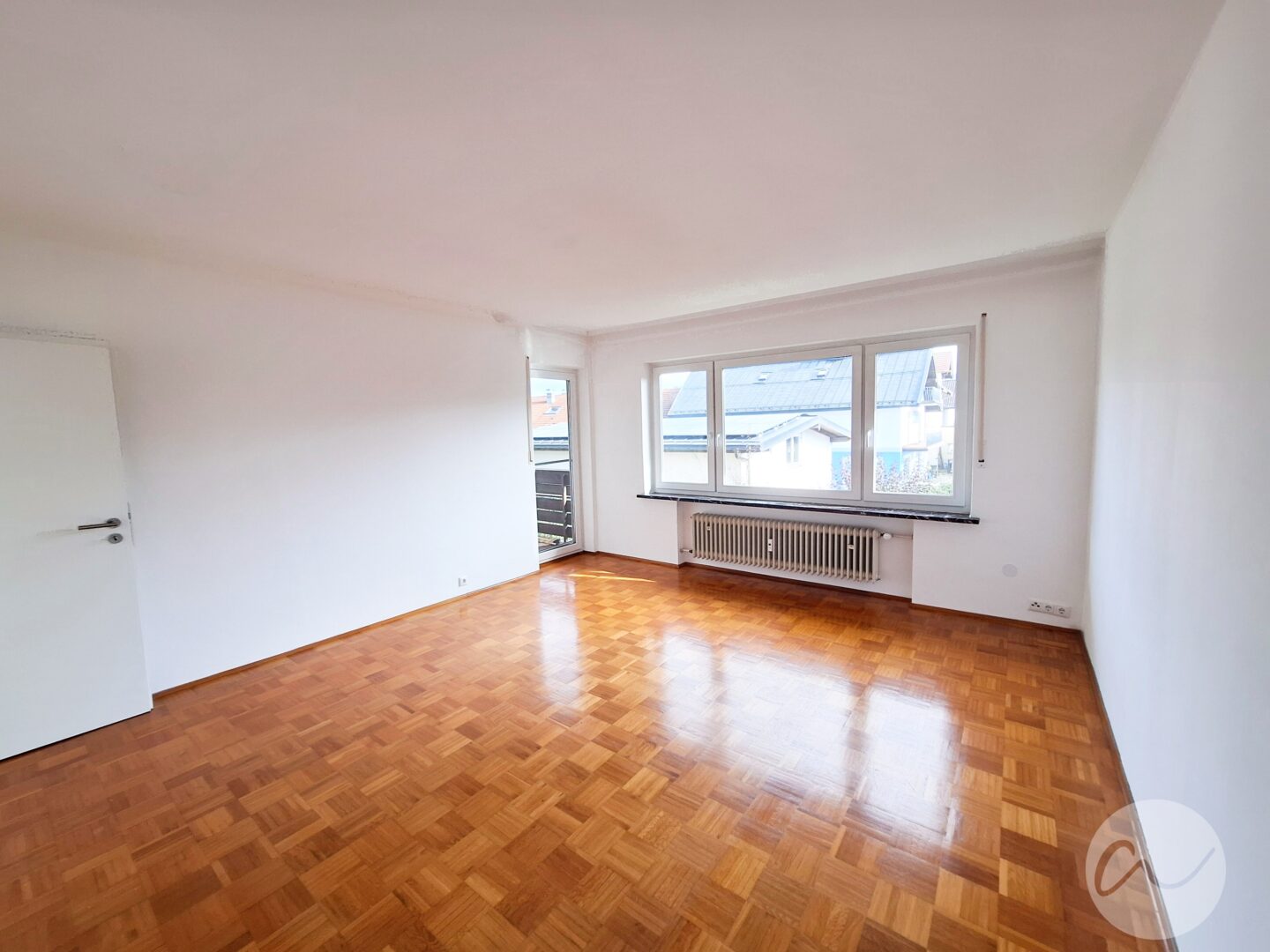 Wohnzimmer 01 mit Balkonzugang